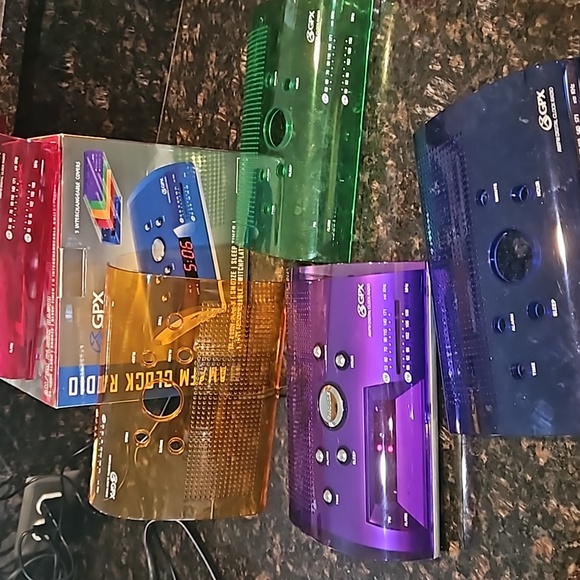 GPX D506CIT AM/FM clock radio with 5 colored switchplates.  In original box - Picture 2 of 4